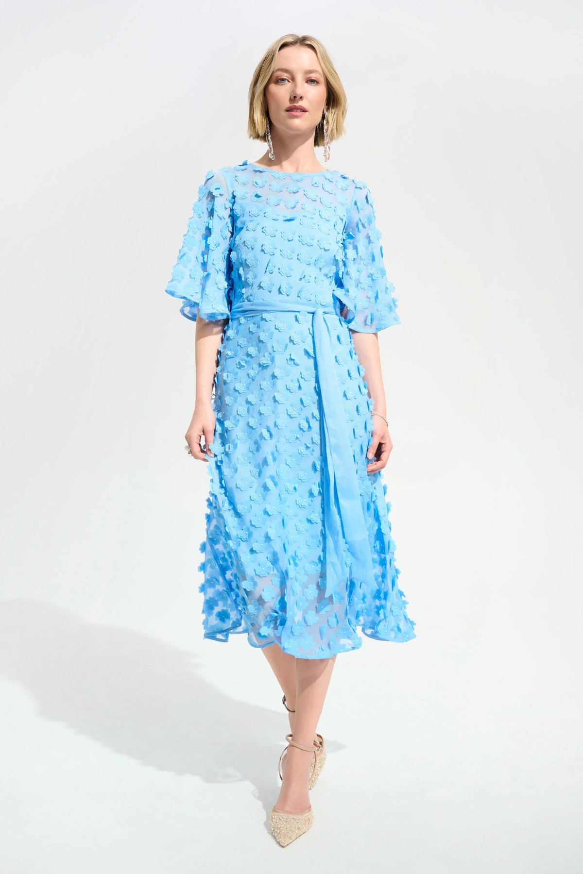 Vestido evasé con bordado en 3D y fajín