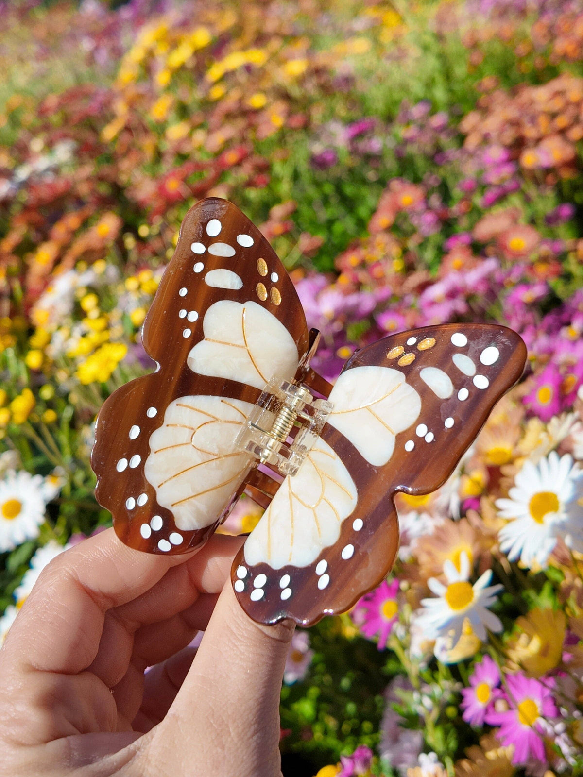 Pinza para el cabello tipo garra con diseño de mariposa monarca bohemia pintada a mano | Ecológica: Marrón