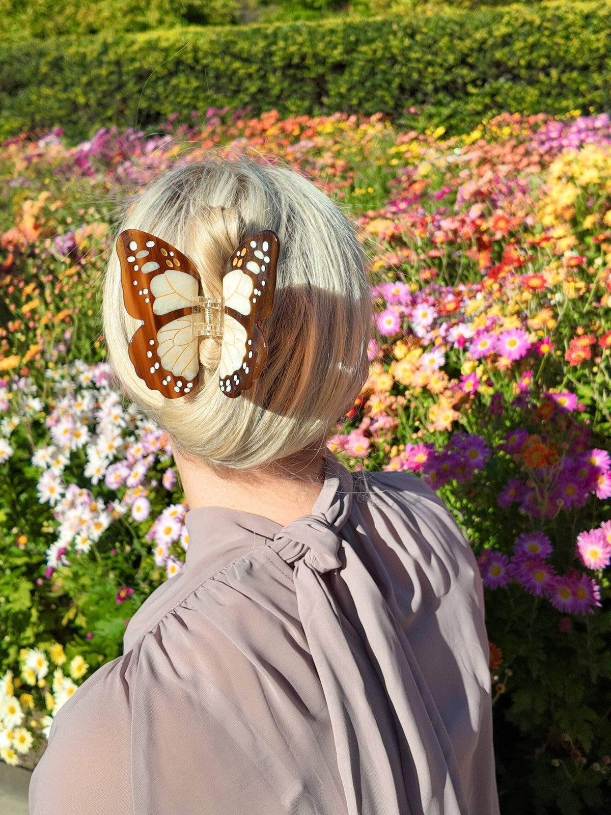Pinza para el cabello tipo garra con diseño de mariposa monarca bohemia pintada a mano | Ecológica: Marrón